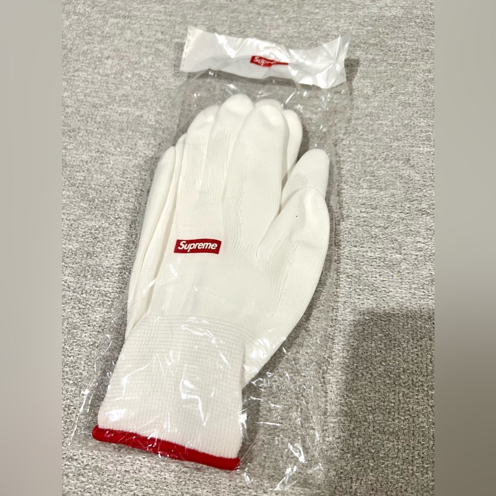Supreme gloves